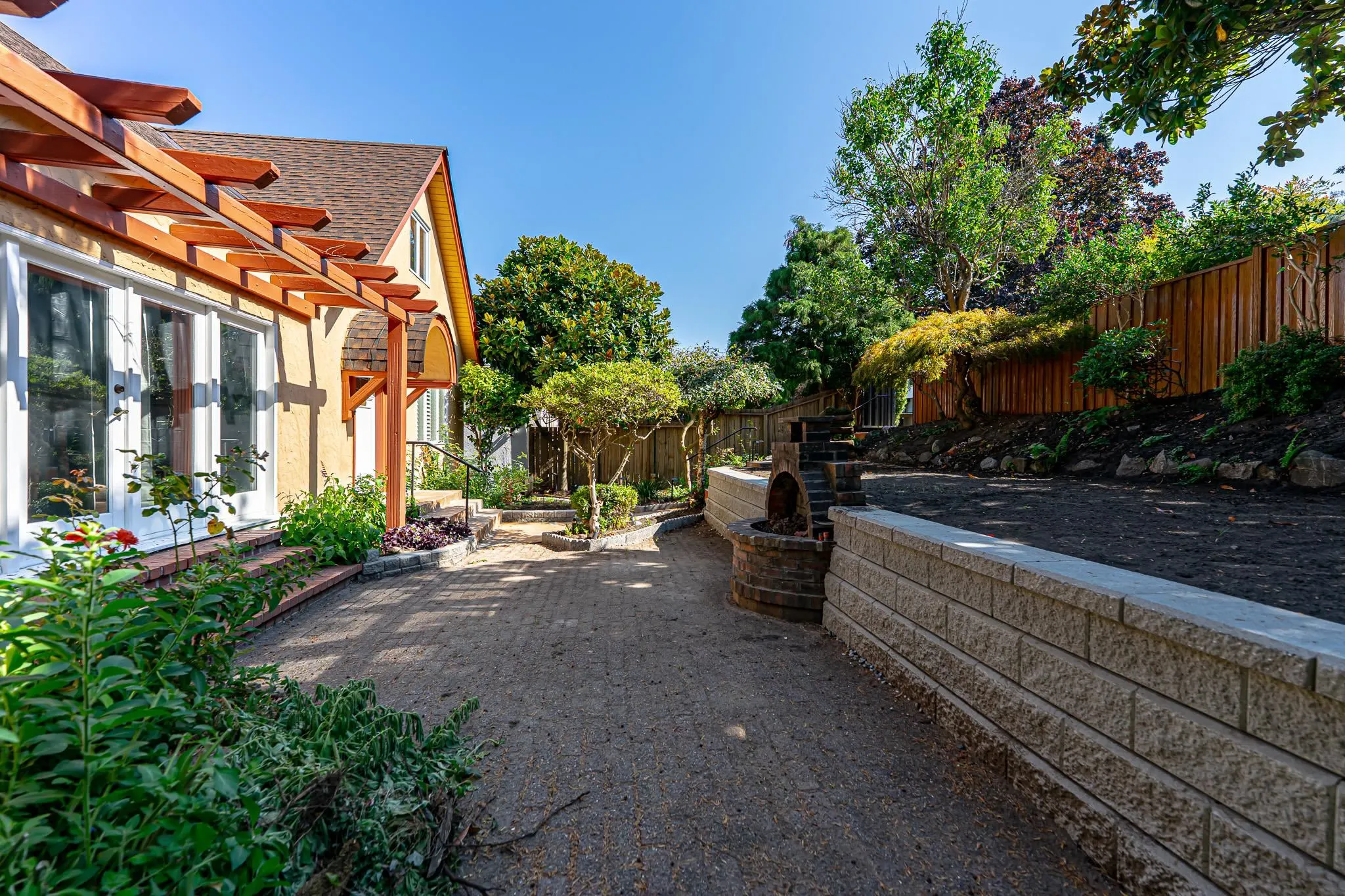 4327 Locarno Crescent