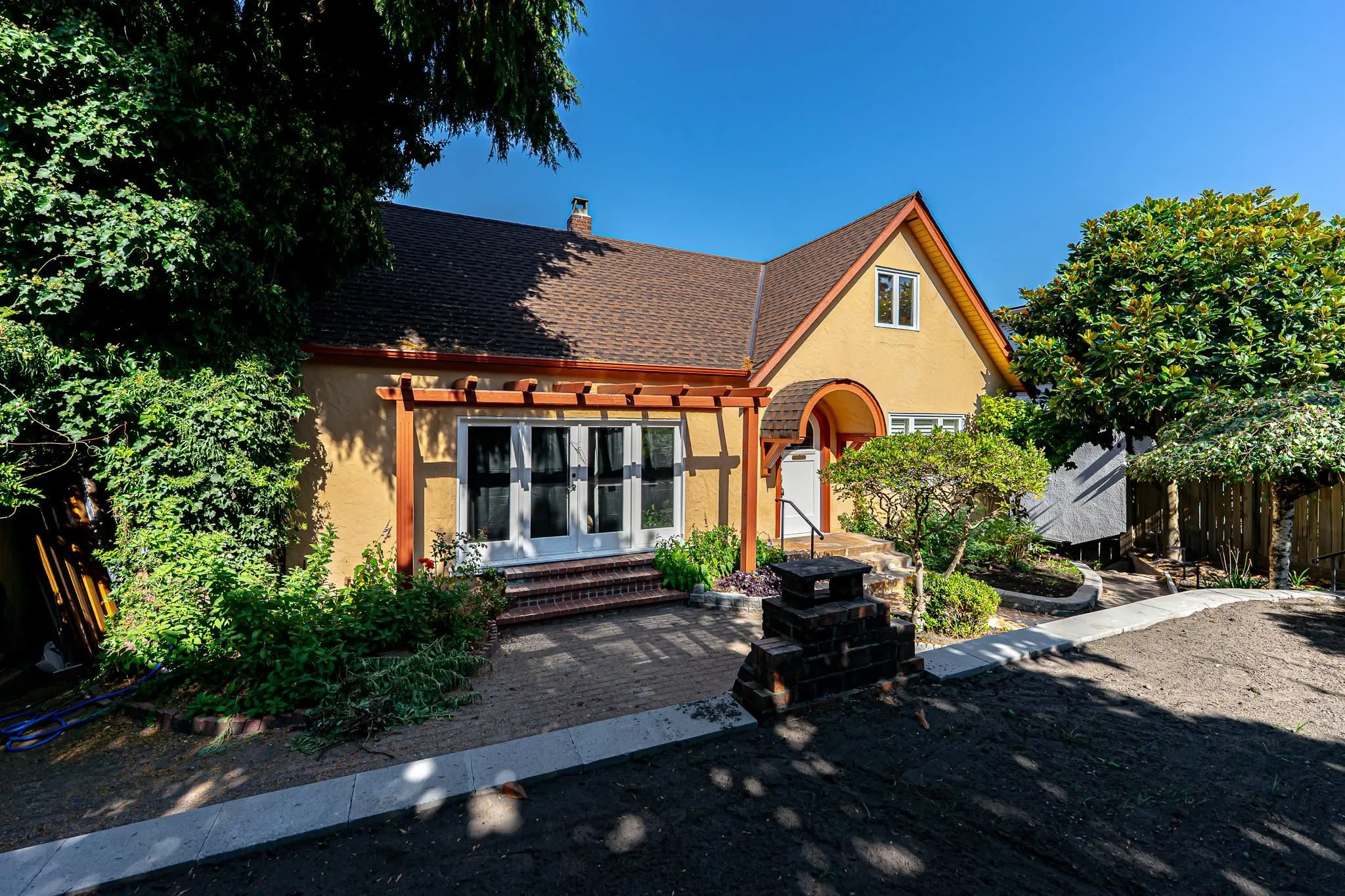 4327 Locarno Crescent