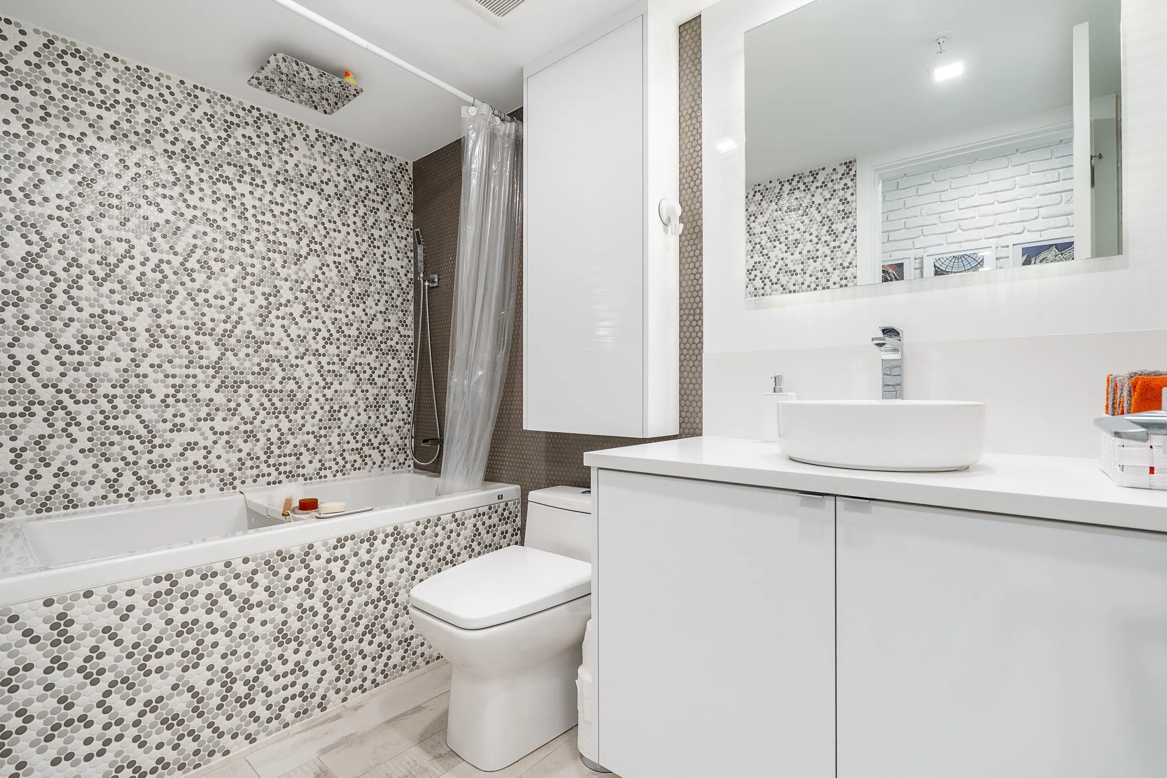 235 Guildford Way #1806