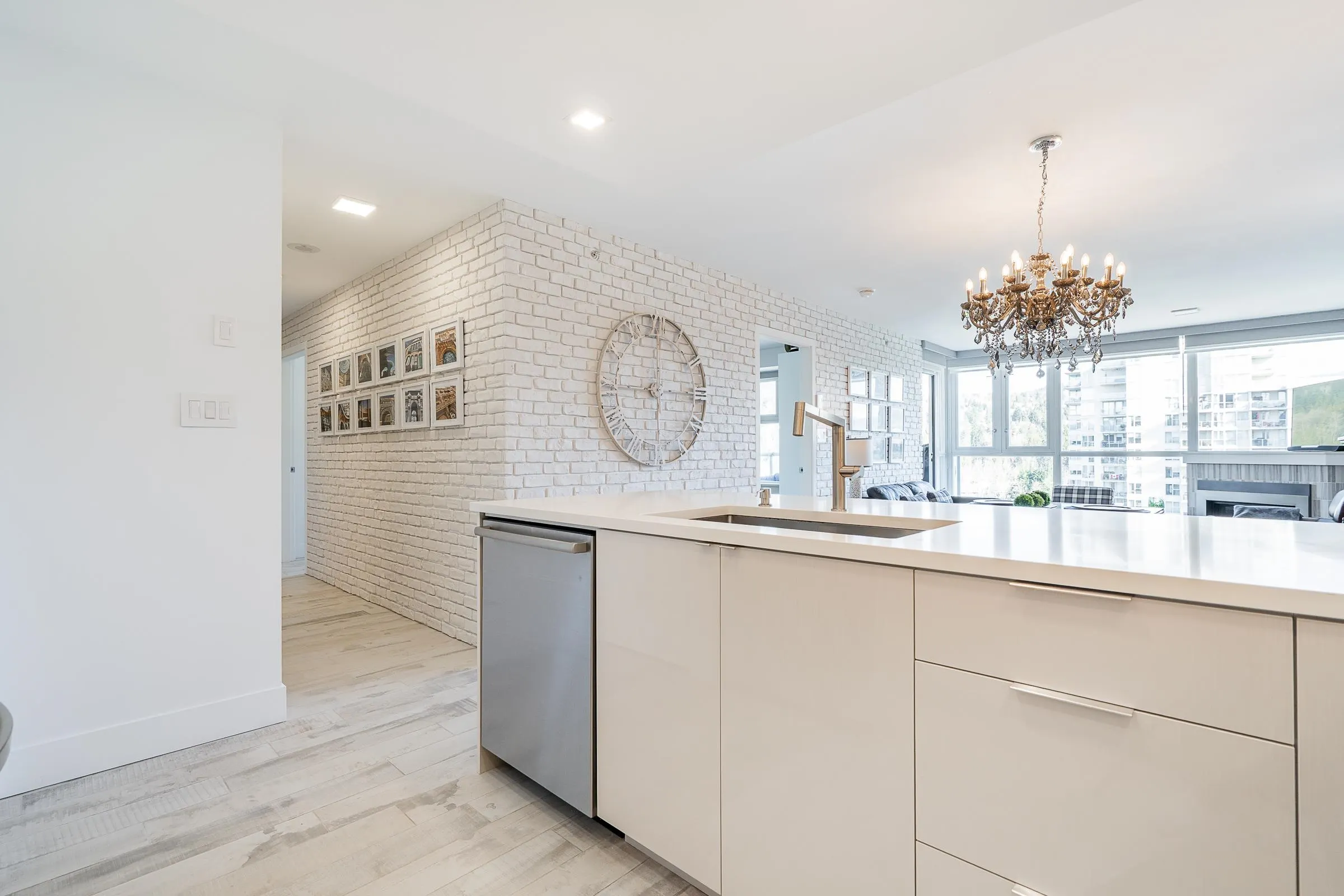 235 Guildford Way #1806