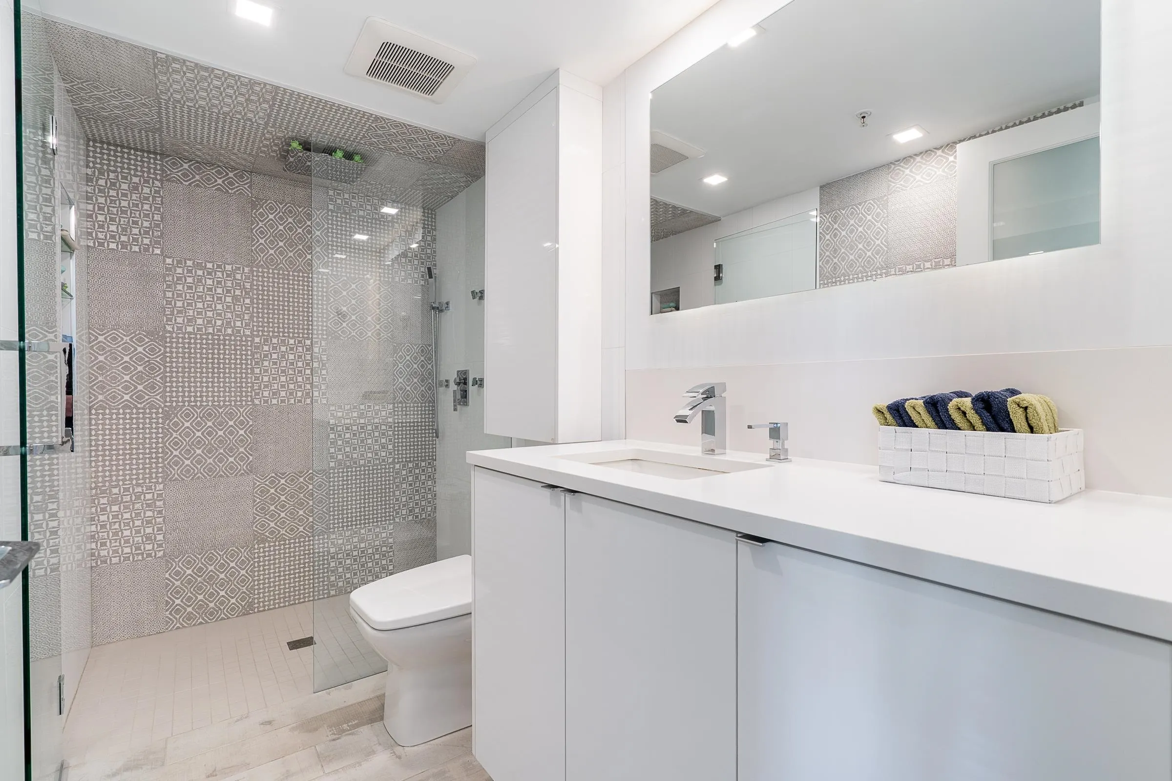 235 Guildford Way #1806