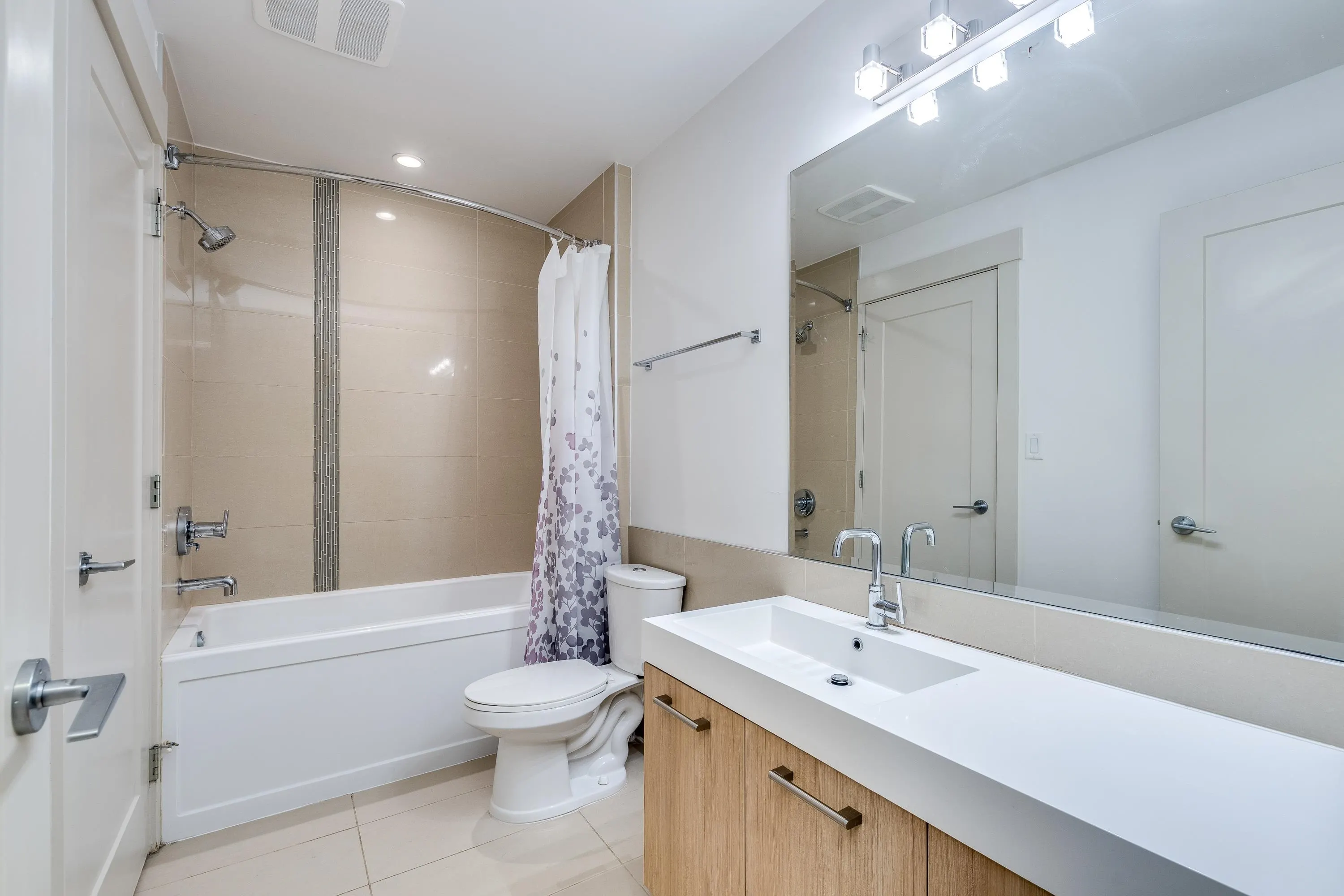 2214 Kelly Avenue #201