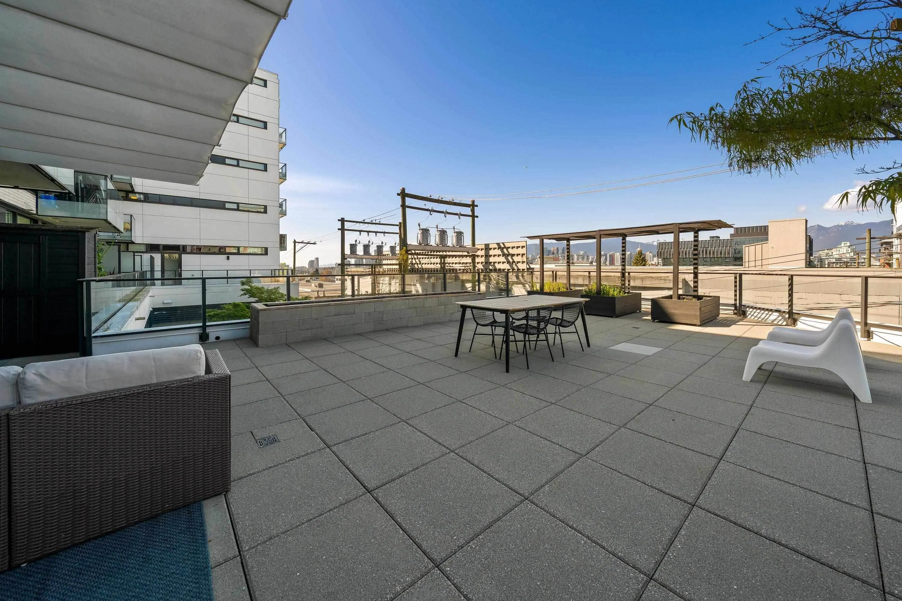 133 E 8th Avenue #206