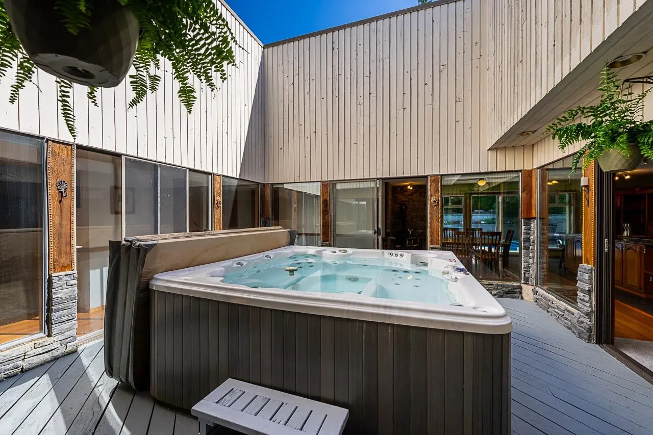 3762 Nanaimo Crescent