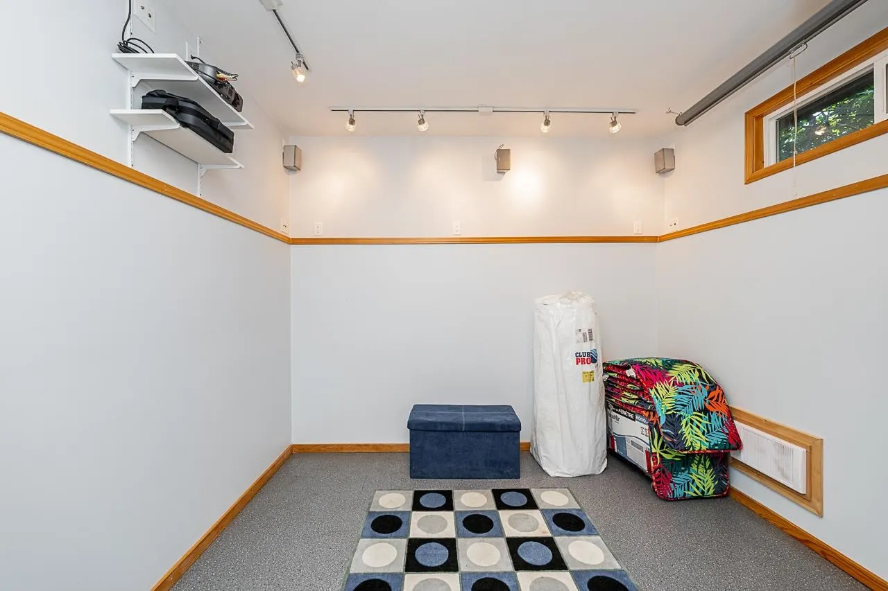 3762 Nanaimo Crescent