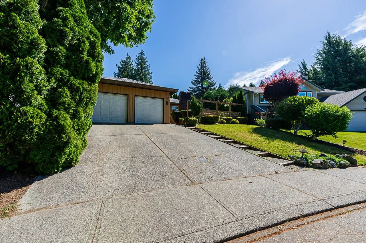 3762 Nanaimo Crescent