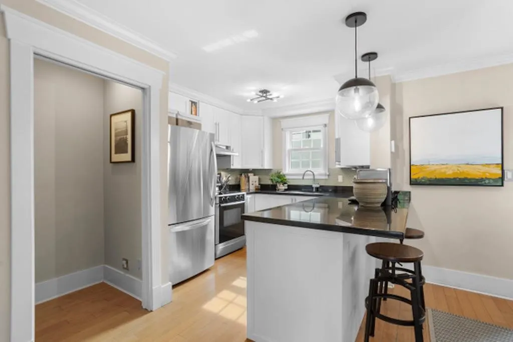 136X W 7th Avenue