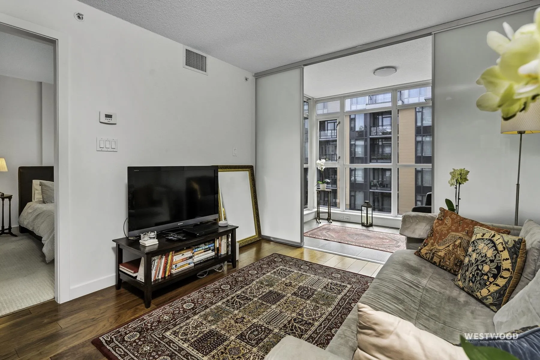 2080 W Broadway #661