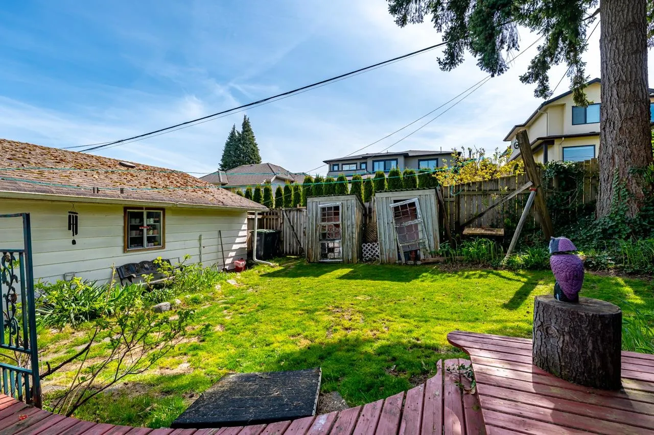 1052 Como Lake Avenue