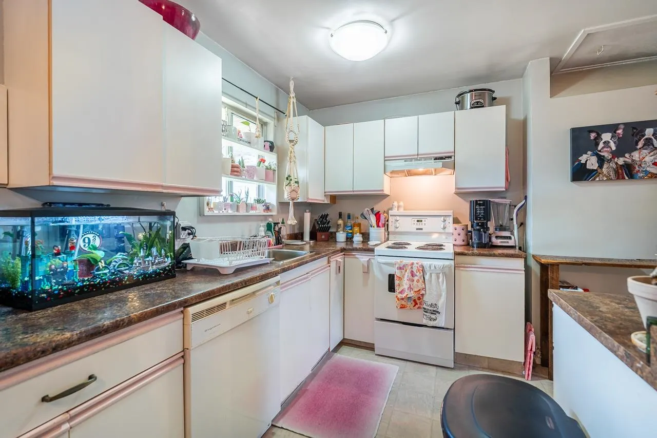 1052 Como Lake Avenue