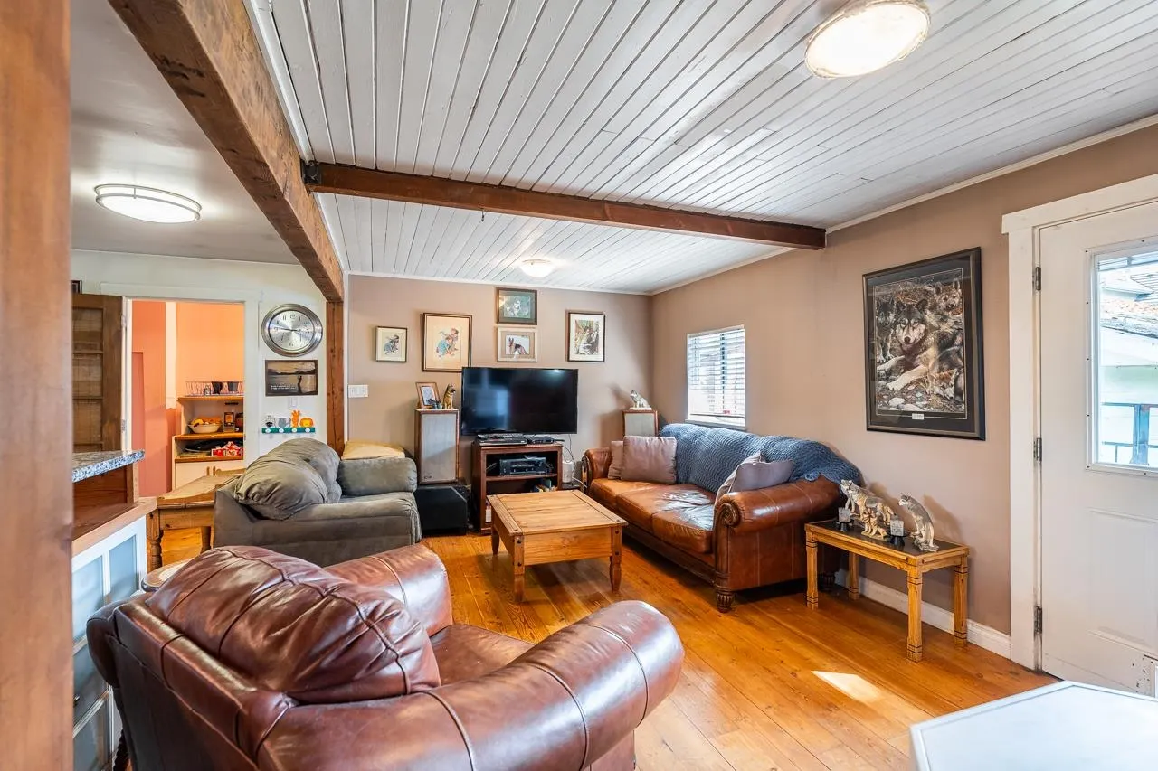 1052 Como Lake Avenue