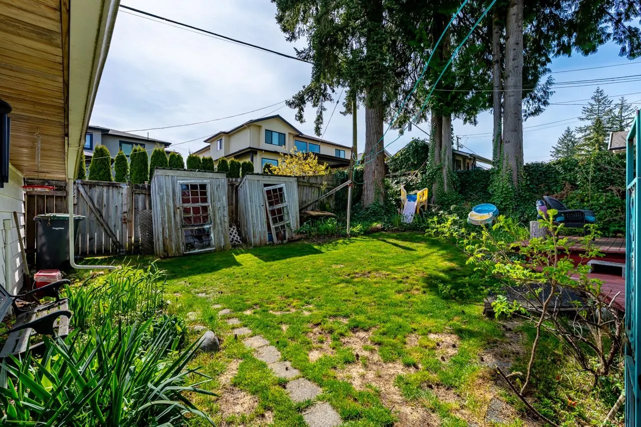 1052 Como Lake Avenue