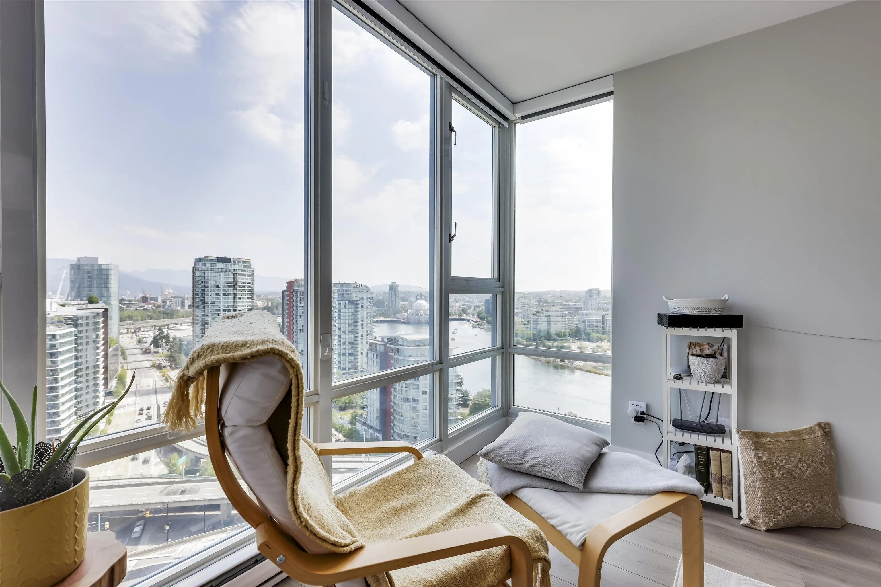 1033 Marinaside Crescent #2802