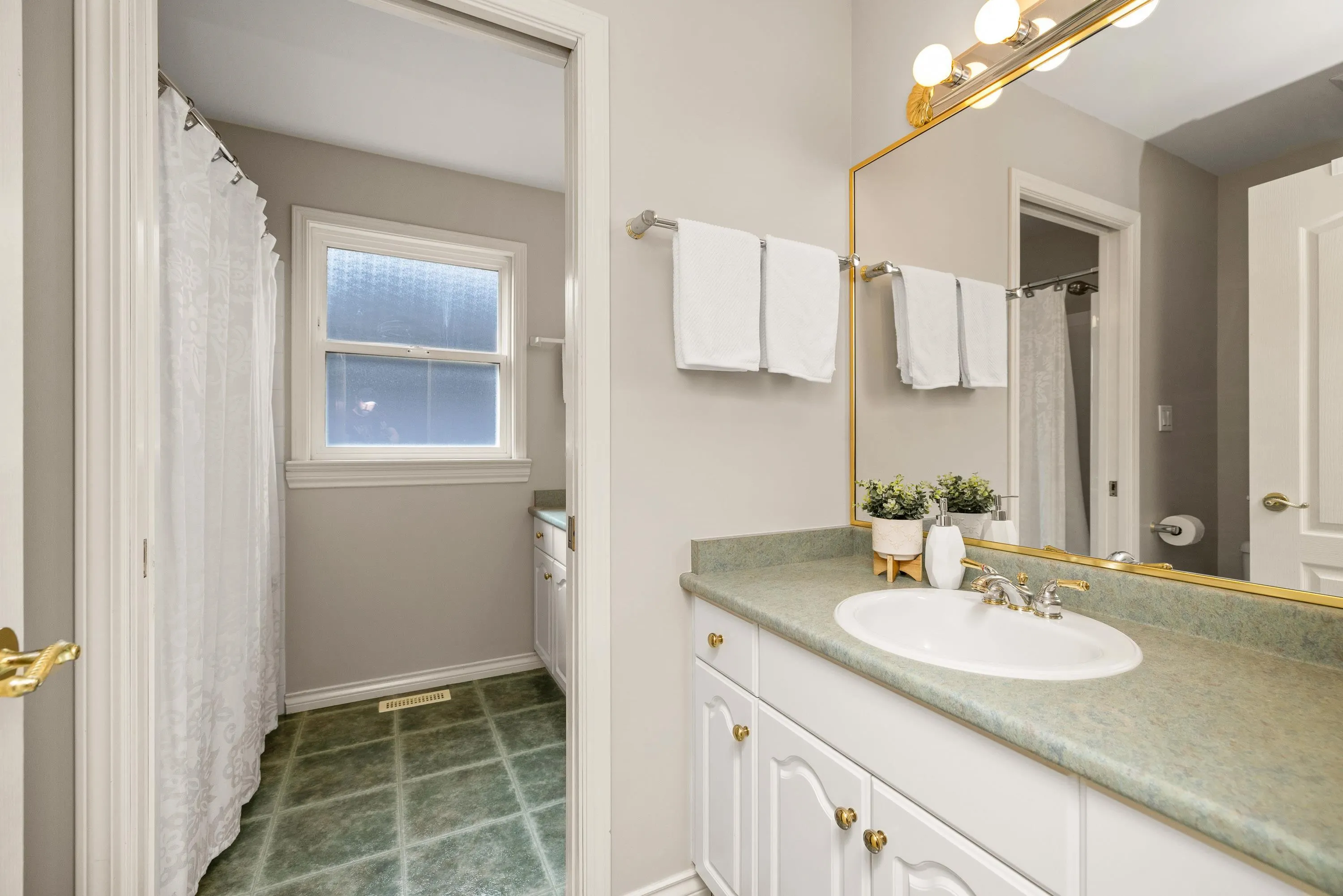 21646 Murray's Crescent