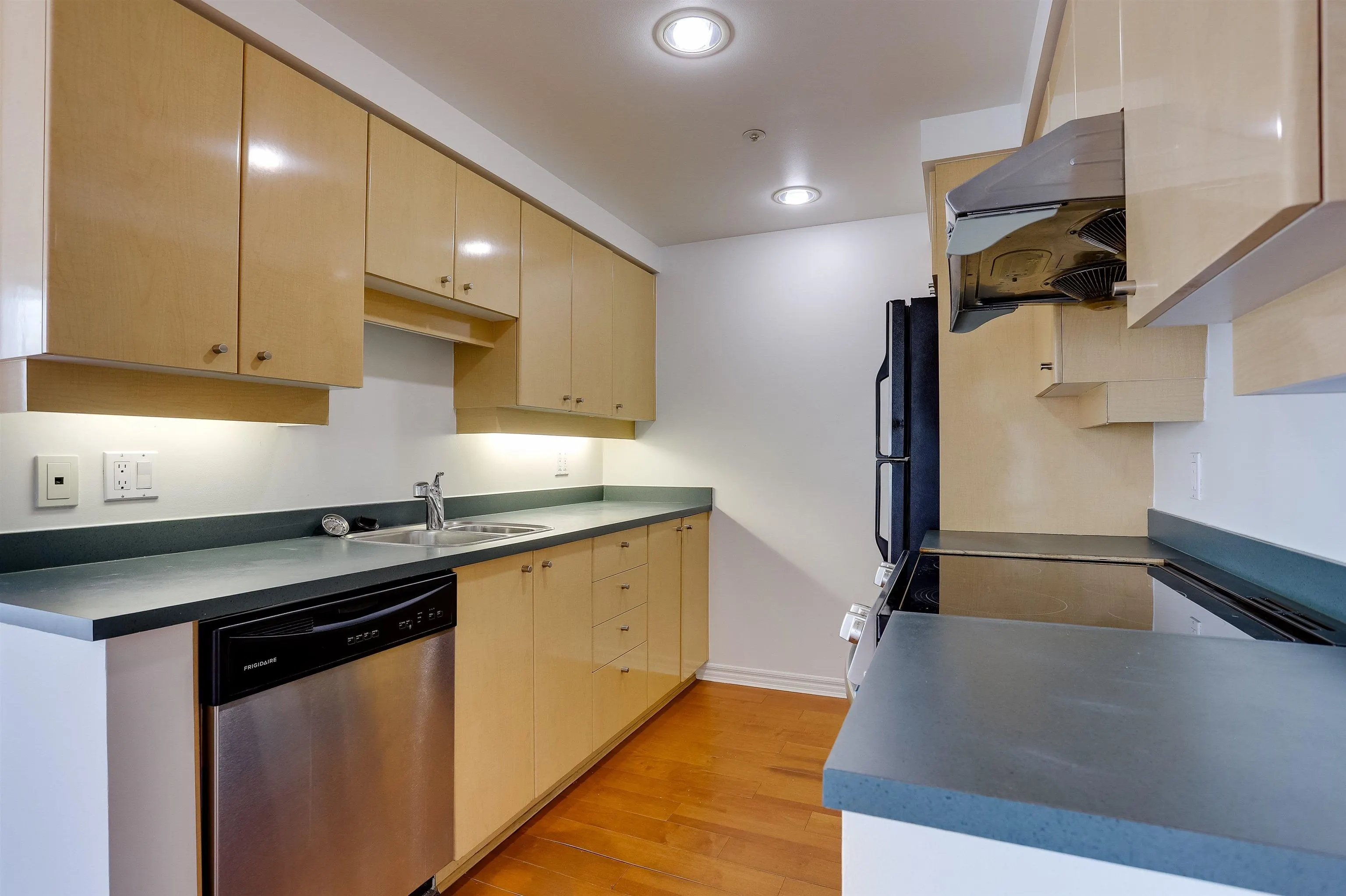 1009 Expo Boulevard #2008