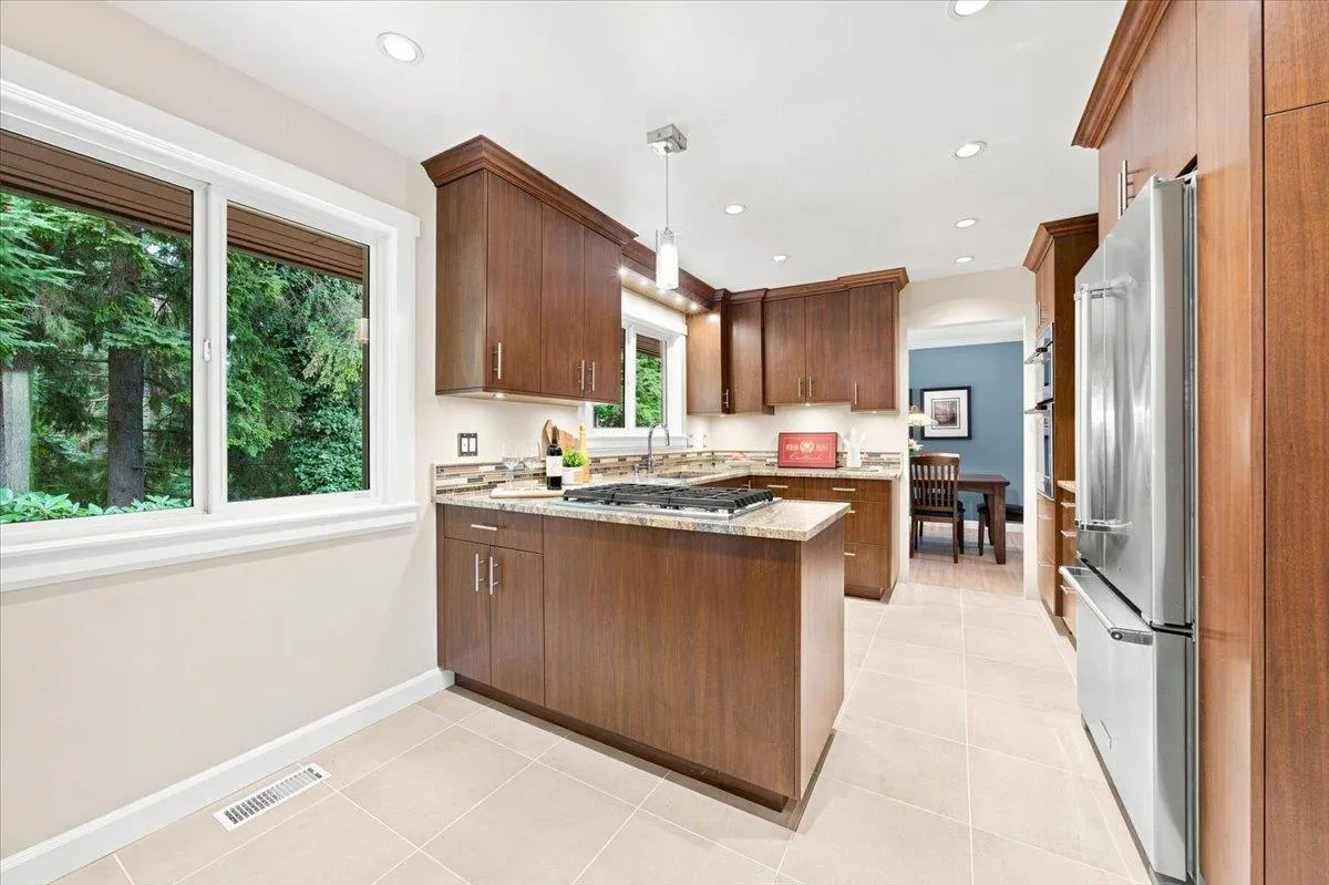 976 Corona Crescent