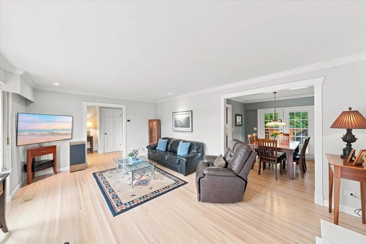 976 Corona Crescent