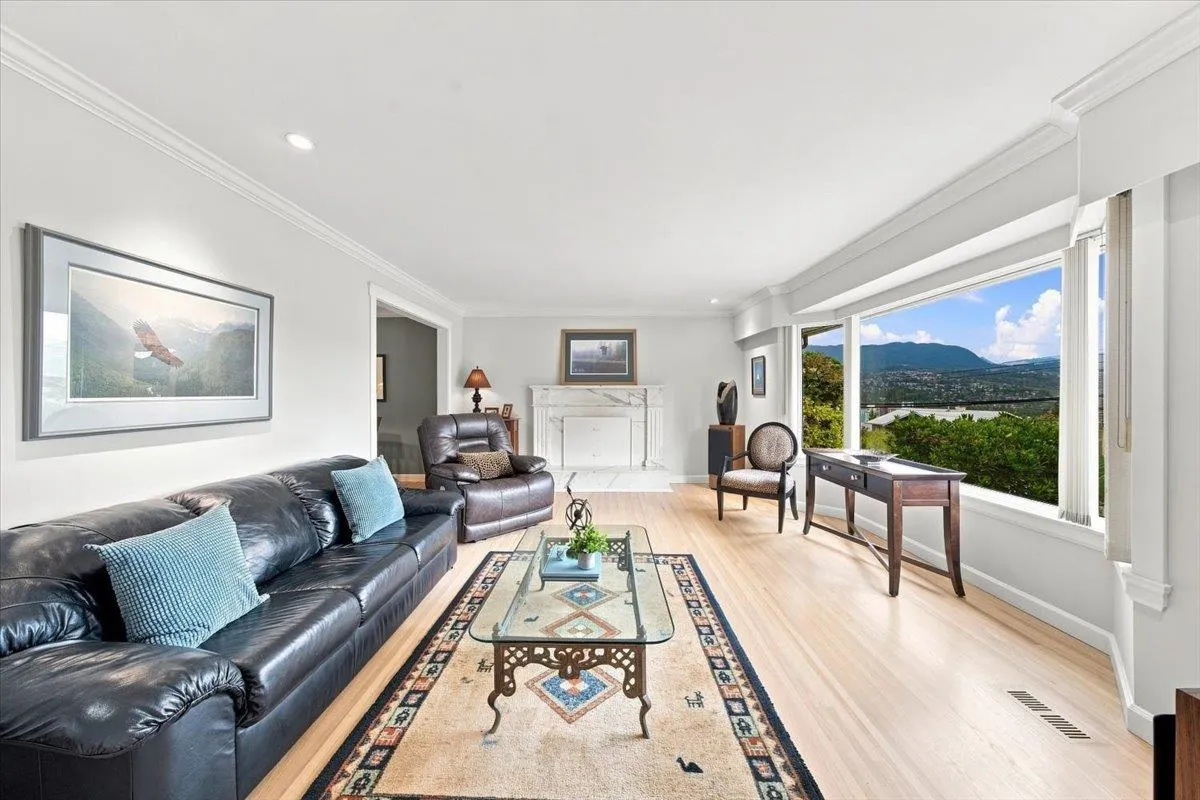 976 Corona Crescent