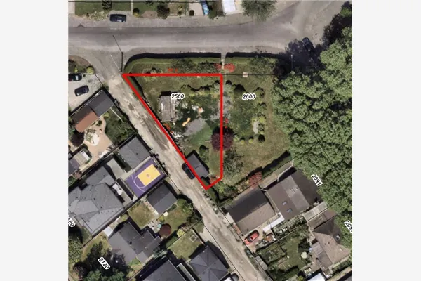 2560 Wellington Crescent