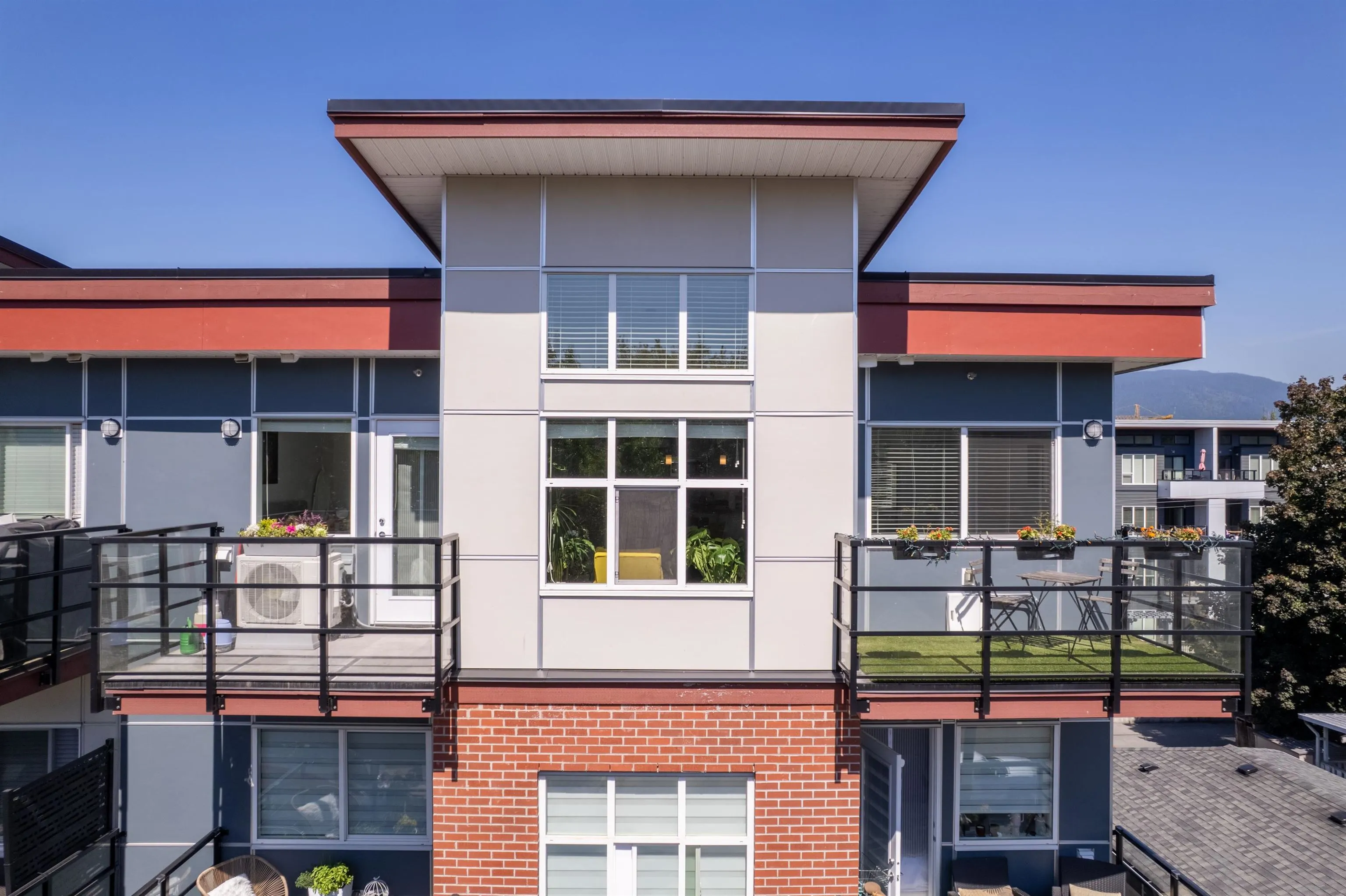 2389 Hawthorne Avenue #401