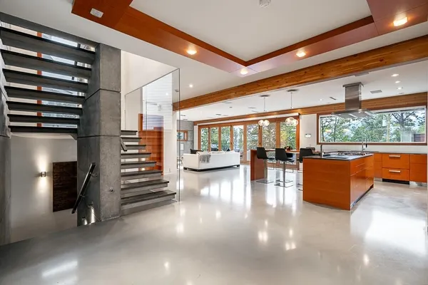 7317 Barnet Road