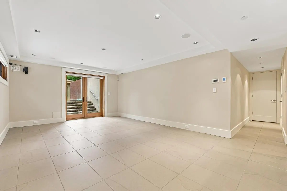 1090A W 55th Avenue