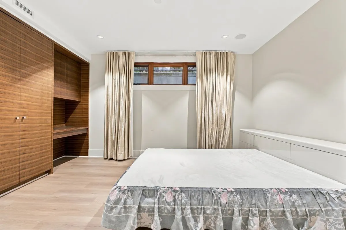 1090A W 55th Avenue