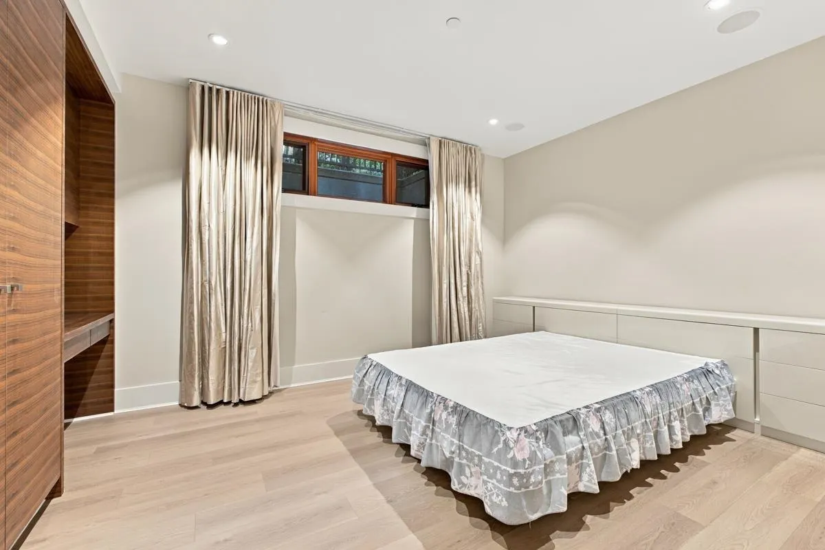 1090A W 55th Avenue