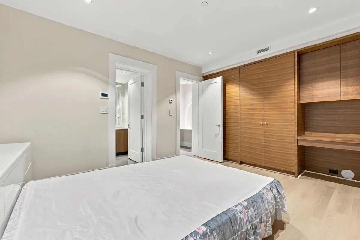 1090A W 55th Avenue