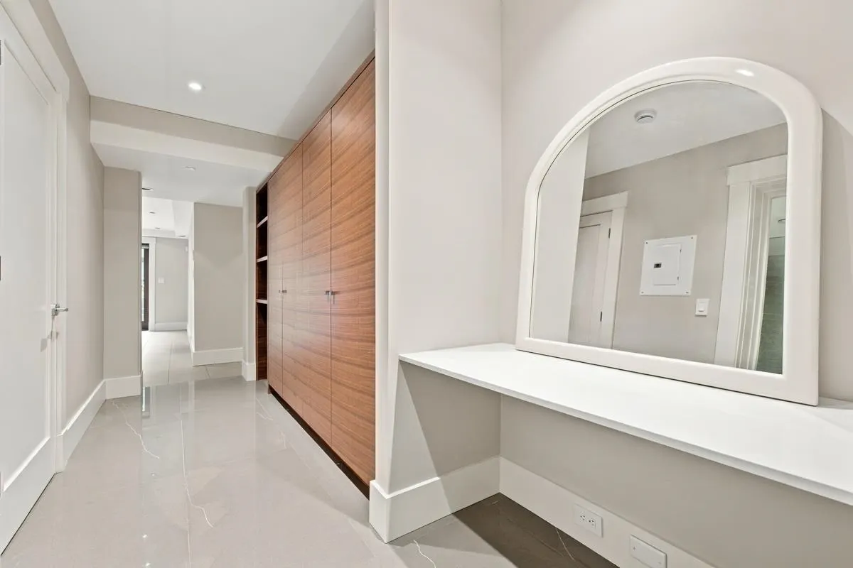 1090A W 55th Avenue