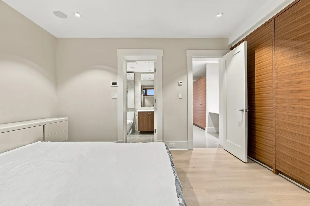 1090A W 55th Avenue