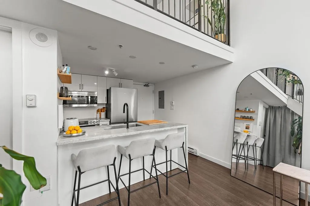 1 E Cordova Street #401