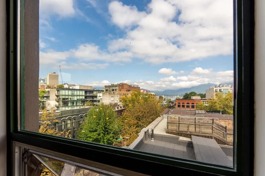 1 E Cordova Street #401