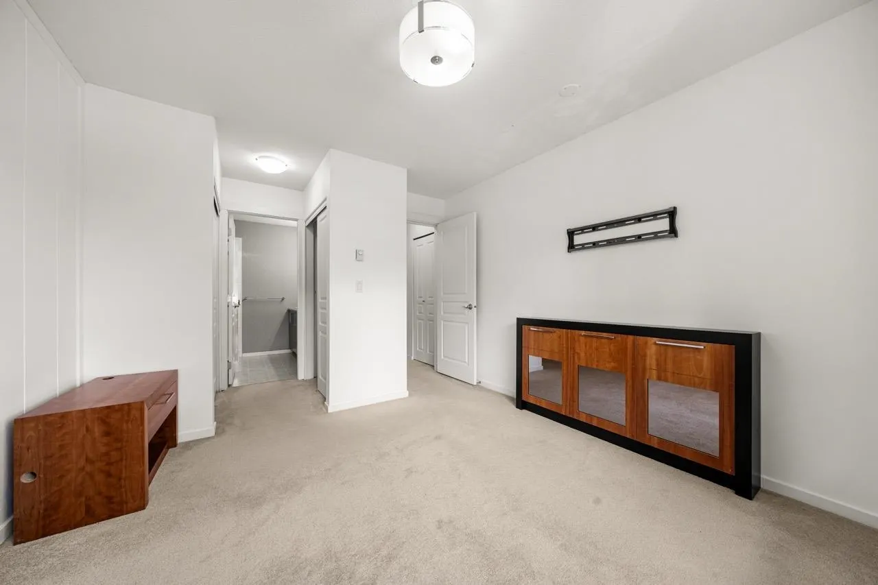 301 Klahanie Drive #3