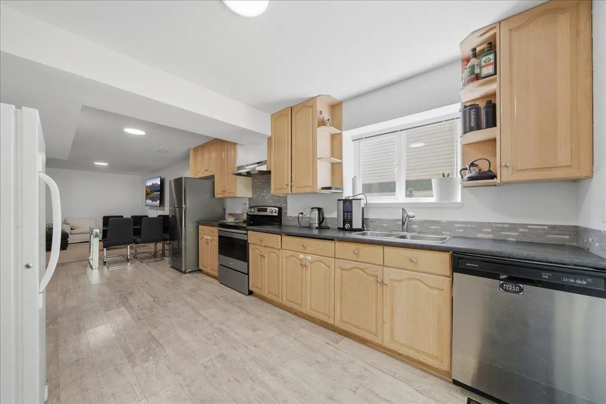 1594 Plateau Crescent