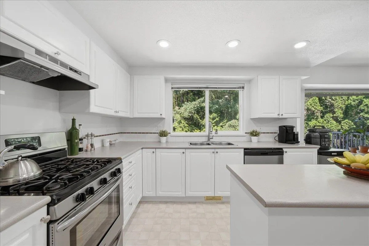 1594 Plateau Crescent