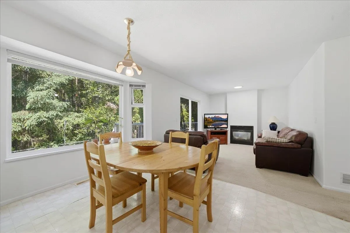 1594 Plateau Crescent