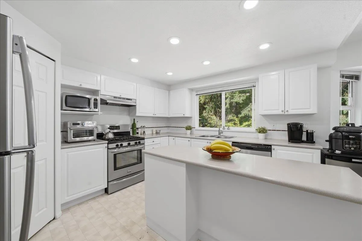 1594 Plateau Crescent