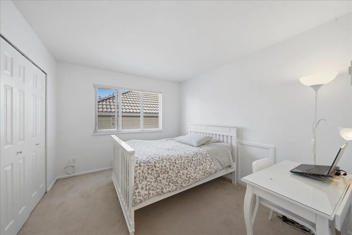 1594 Plateau Crescent