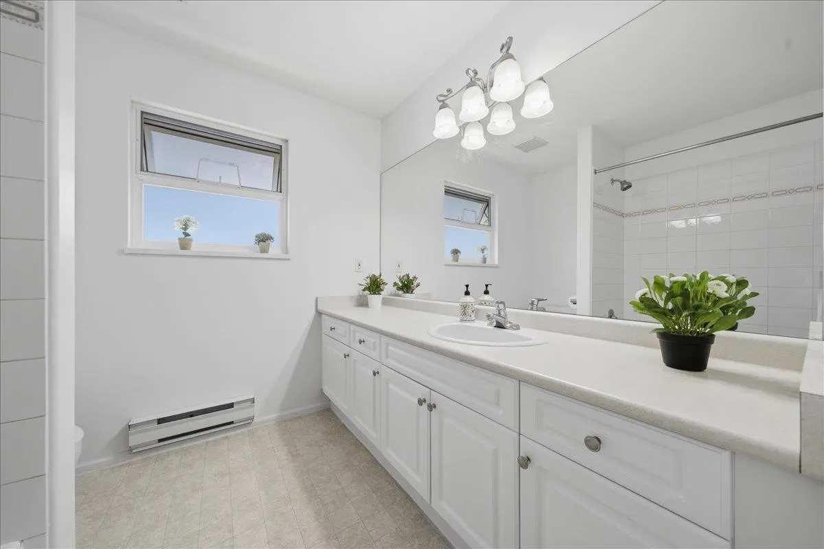 1594 Plateau Crescent