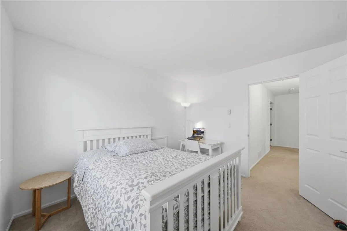 1594 Plateau Crescent