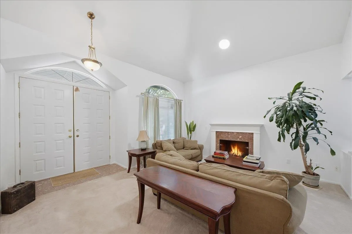 1594 Plateau Crescent