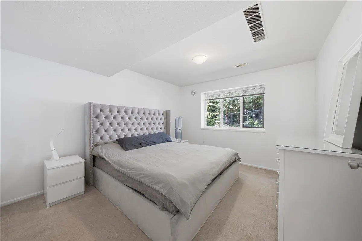 1594 Plateau Crescent