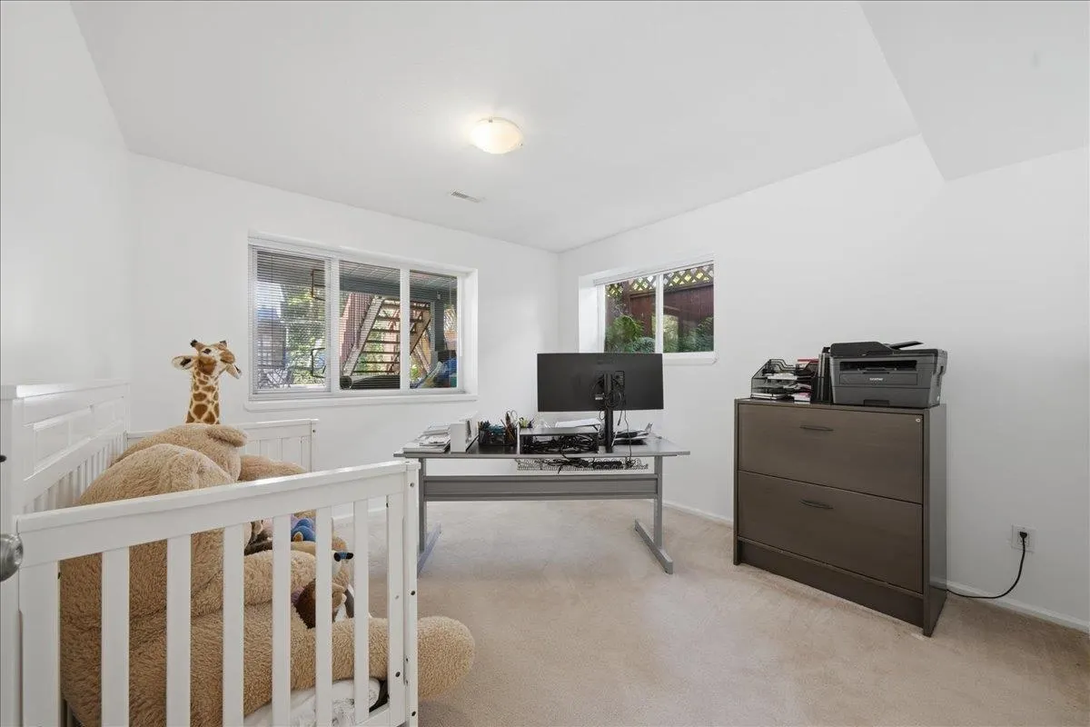 1594 Plateau Crescent