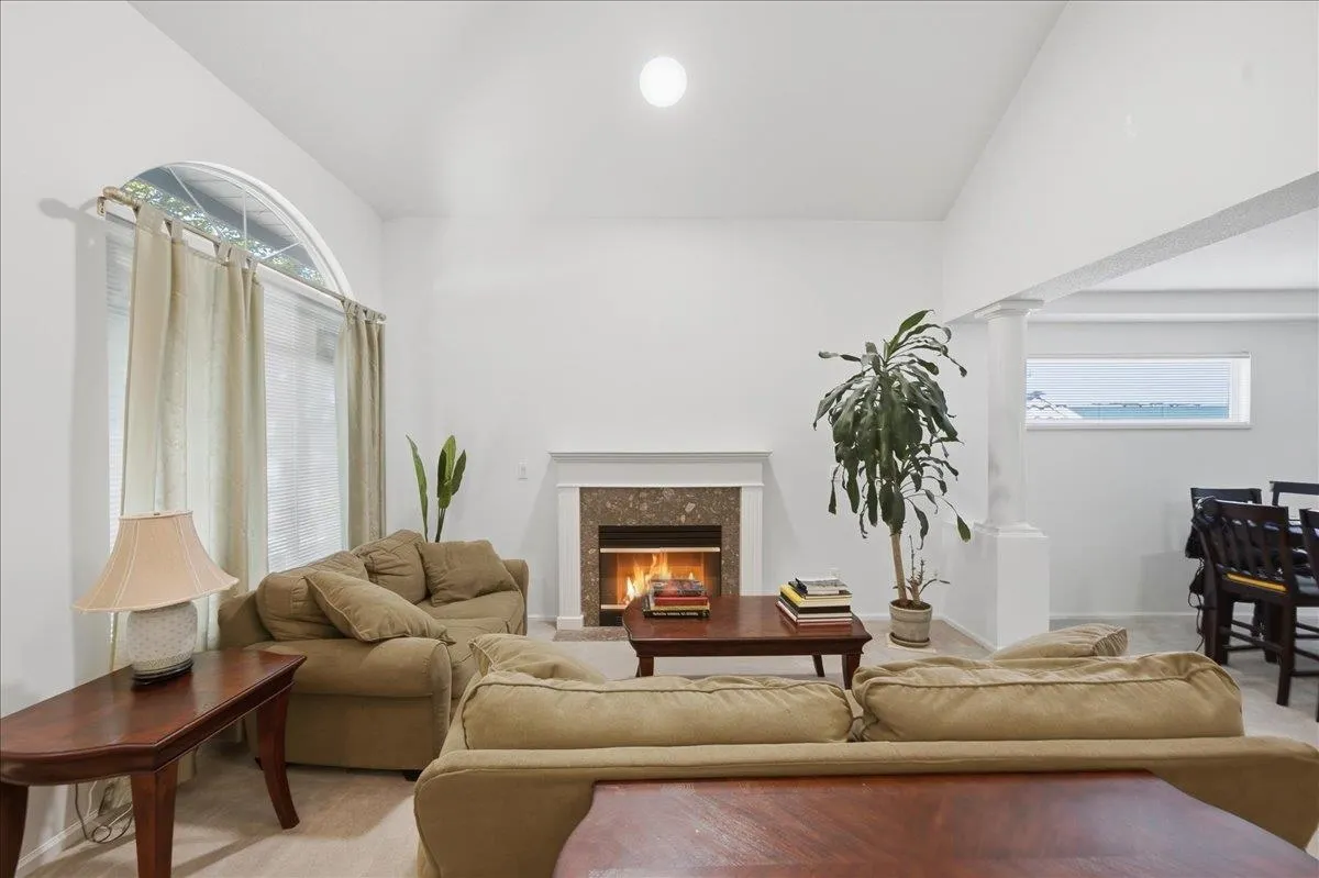 1594 Plateau Crescent