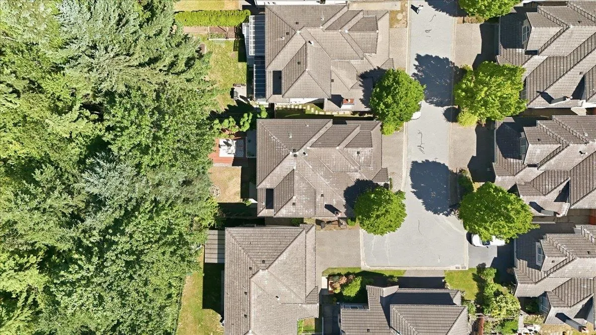 1594 Plateau Crescent