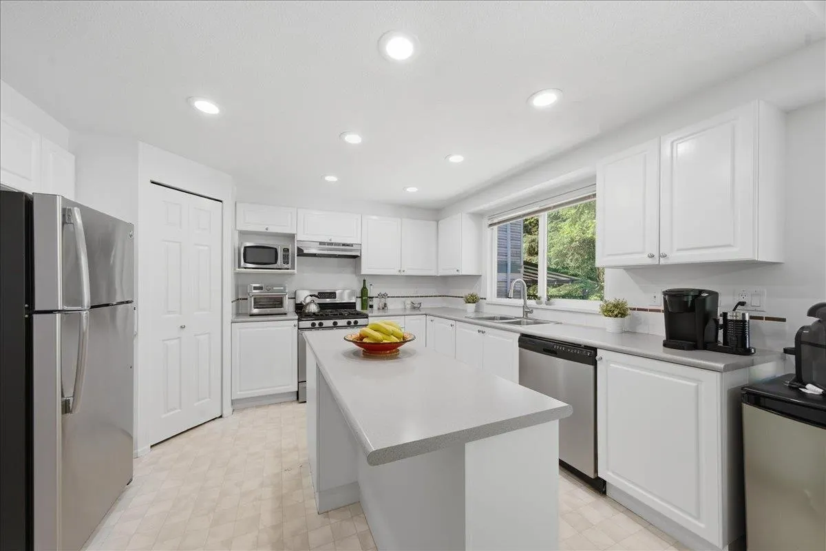 1594 Plateau Crescent