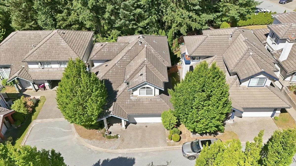 1594 Plateau Crescent