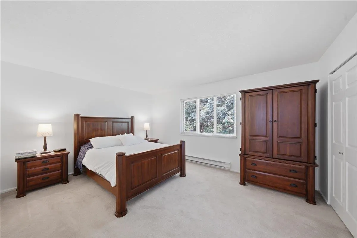 1594 Plateau Crescent