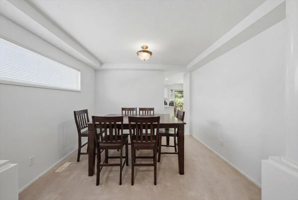 1594 Plateau Crescent